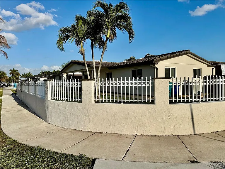11770 SW 178th Ter — Photo 1