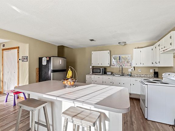 2nd image of 303 Whispering Oaks Trl