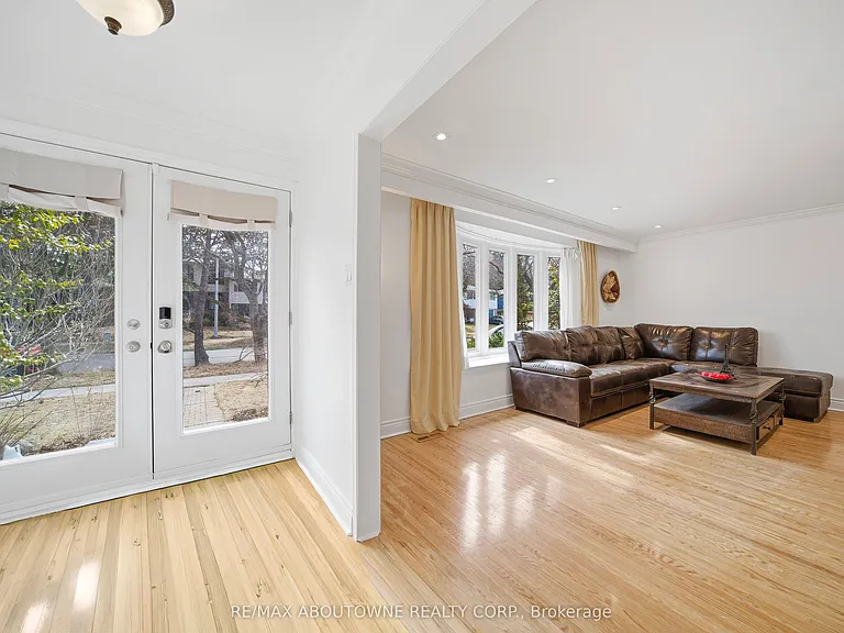 481 Anthony Dr — Photo 3