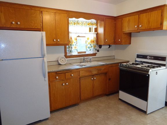 5th image of 22108 Main St