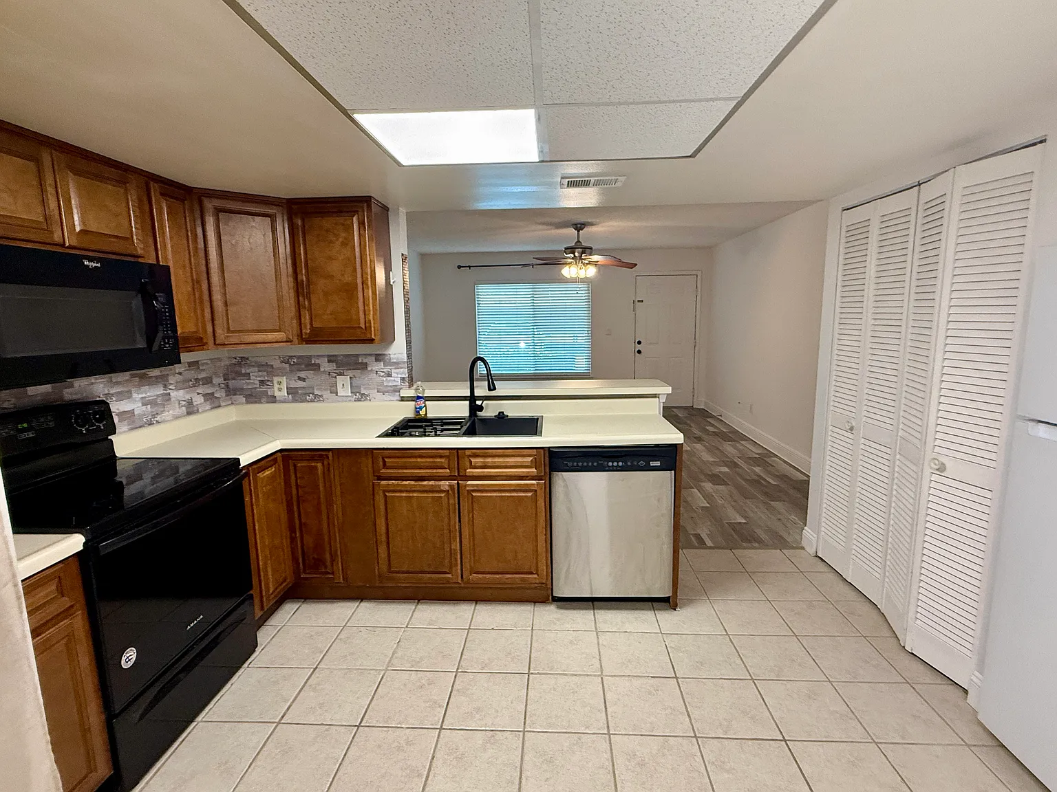 2 bed, 830 sqft, $1,600 — Photo 2