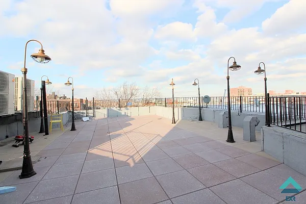 Rented by EXR | media 22