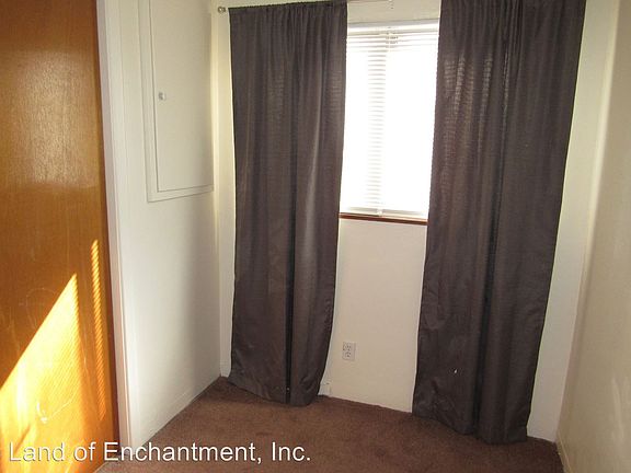 3rd image of 3017 Delano Pl NE