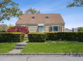 460 S 13th St, Lindenhurst, NY 11757