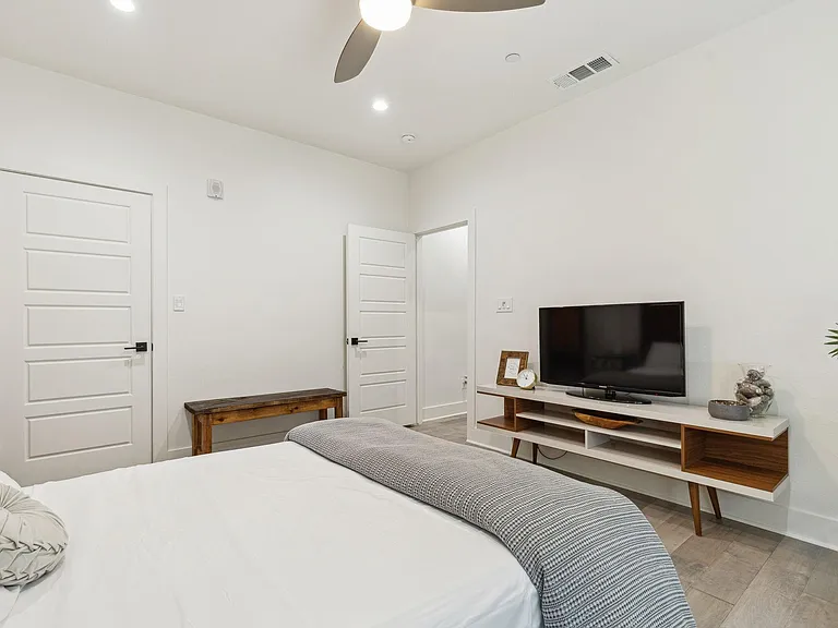 422 W 9th St #106 — Photo 16