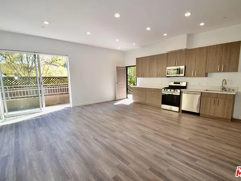 2016 Rodney Dr #103 — Photo 2