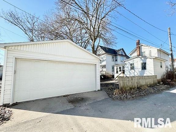 2nd image of 221 E 18th St