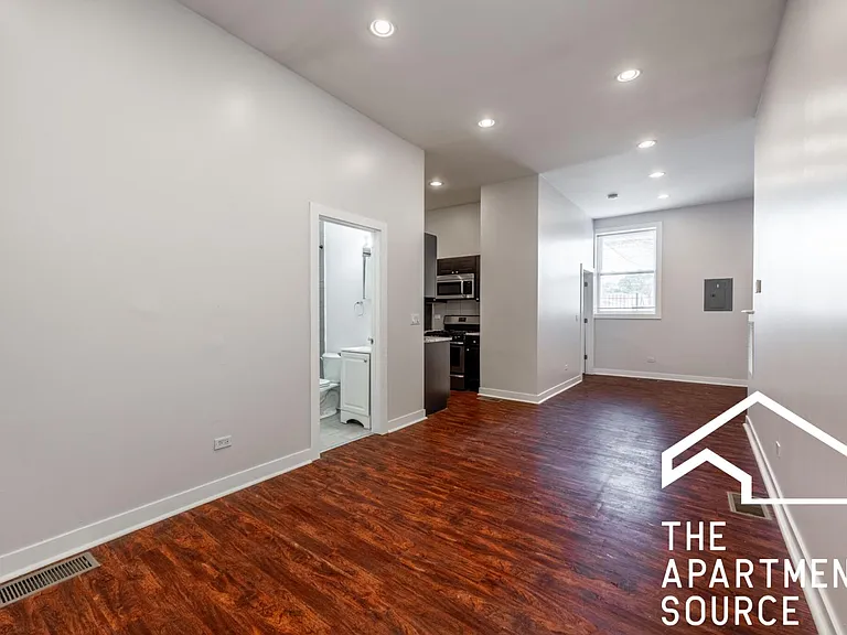 2944 W Montrose Ave #1R — Photo 5