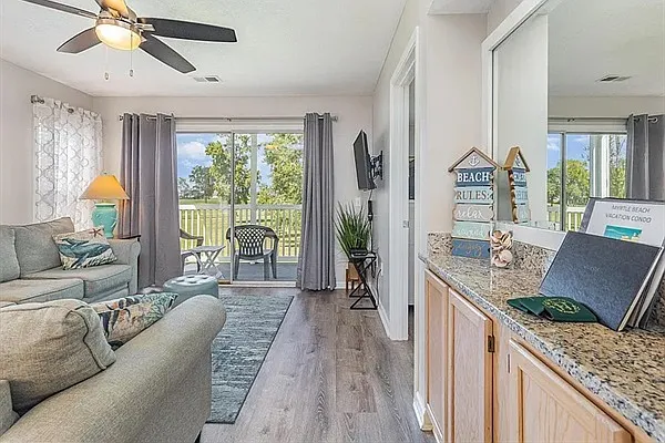2 bed, 896 sqft, $1,600 — Photo 3