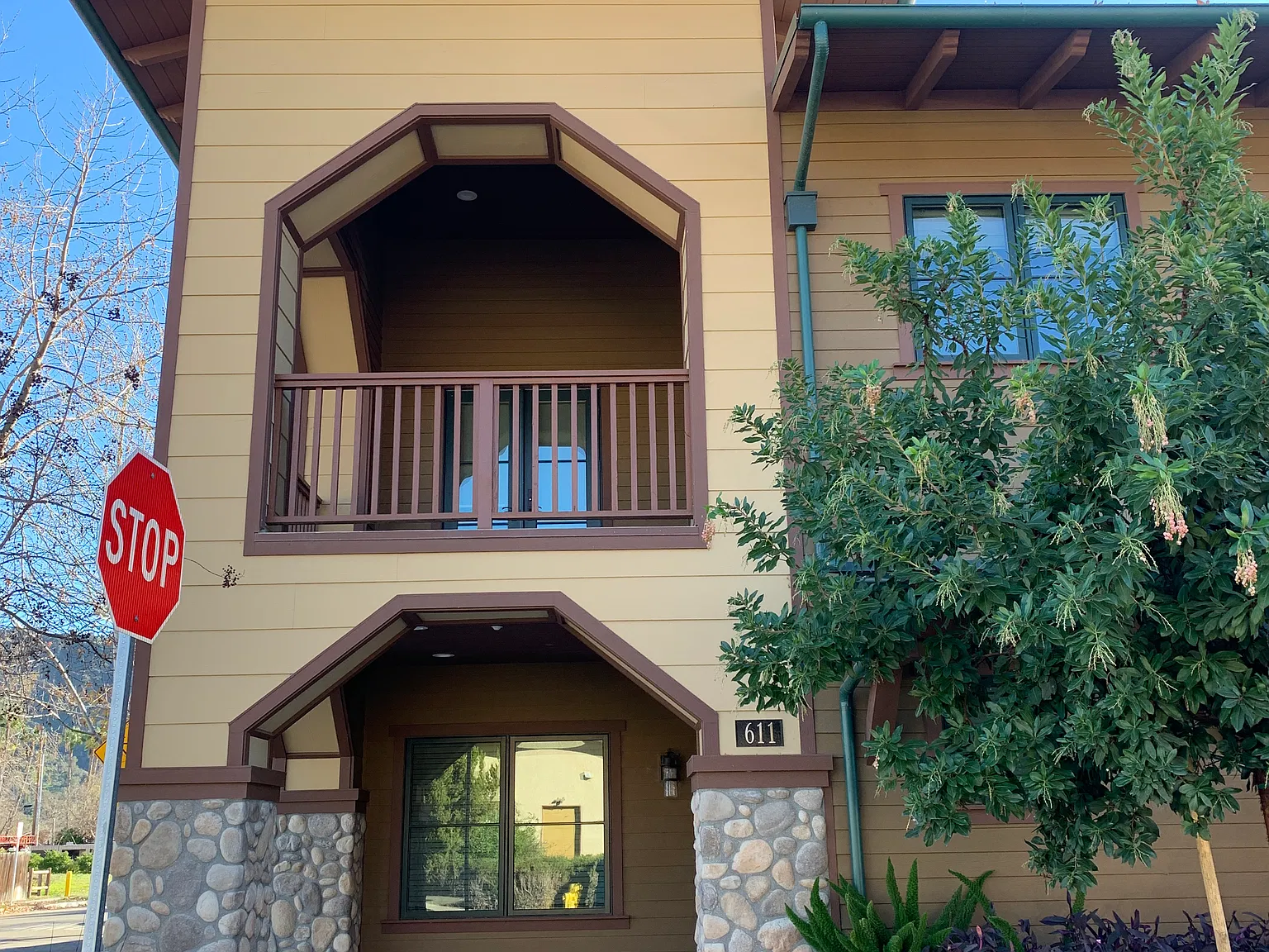 3 bed, 2.5 bath, 3721 sqft, $6,500 — Photo 3