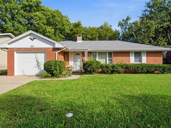 2711 W Castle Ct, Peoria, IL 61614