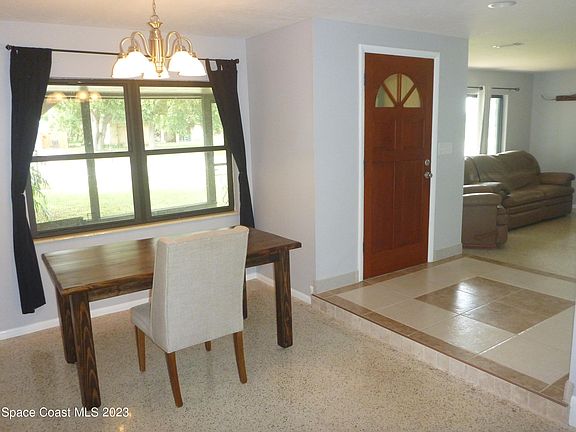 5th image of 1010 N Singleton Ave