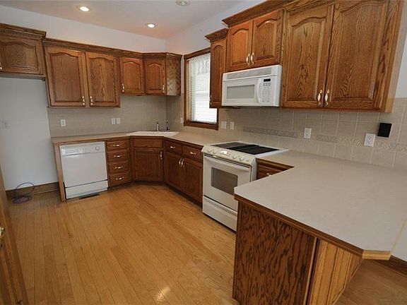 3rd image of 219 NE Eaglewood Dr