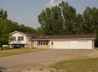 873 S 93rd St, Grand Forks, ND 58201
