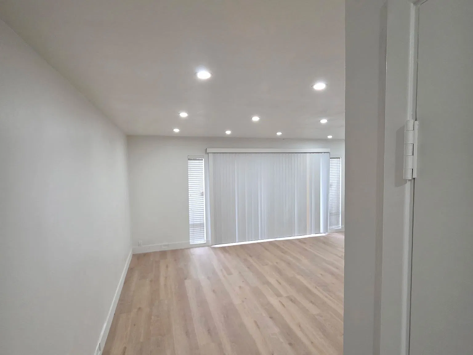 708 Woodside Ln E — Photo 1