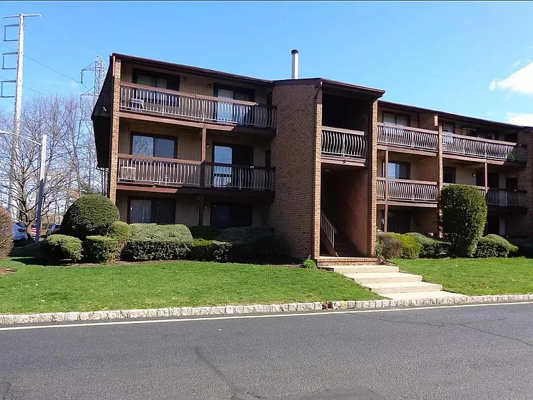 303 Edison Glen Ter — Photo 1