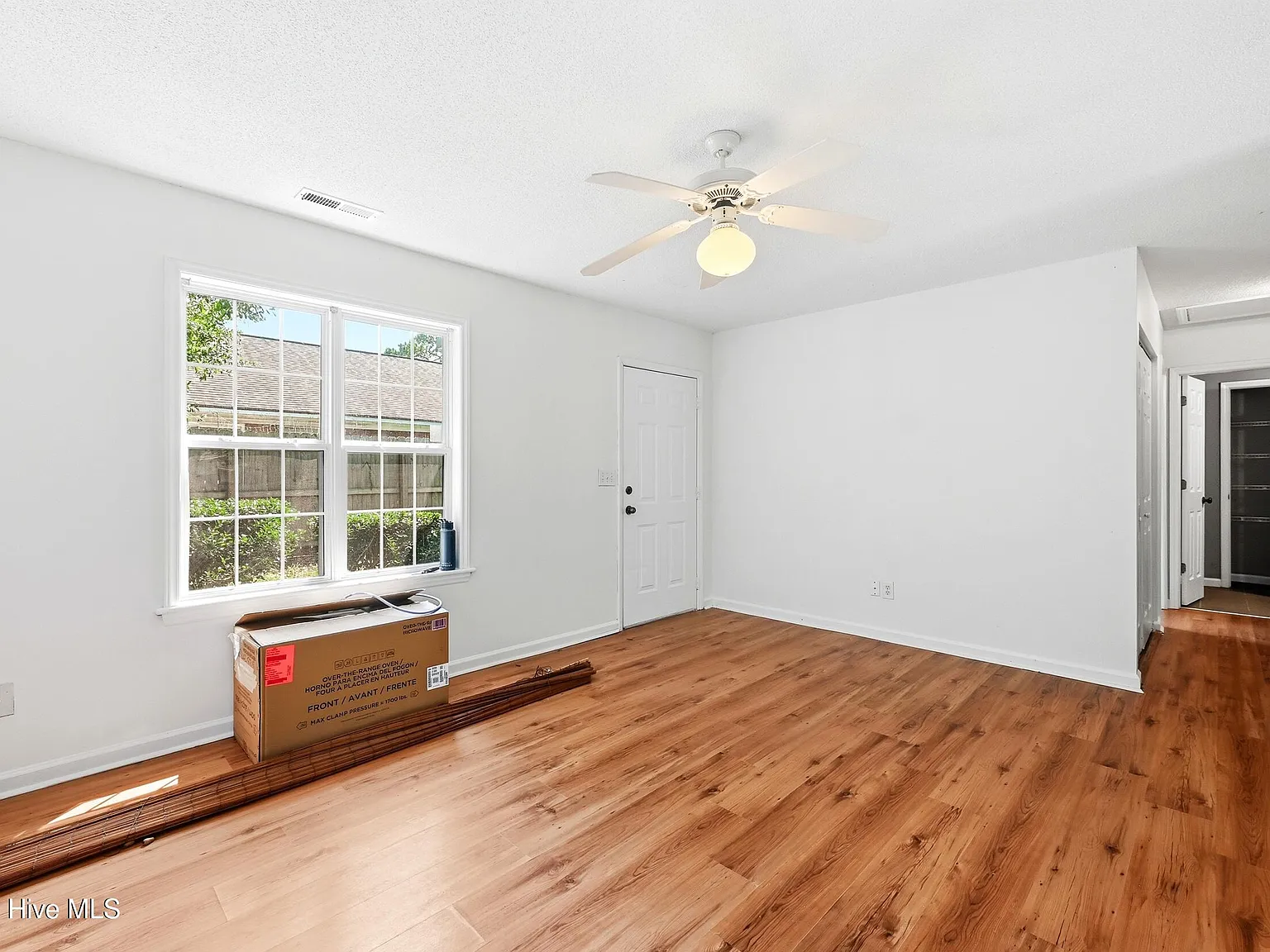 3 bed, 2.0 bath, 1016 sqft, $1,800 — Photo 4
