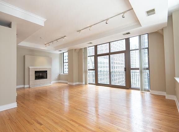 3rd image of 212 W Washington St APT 1105