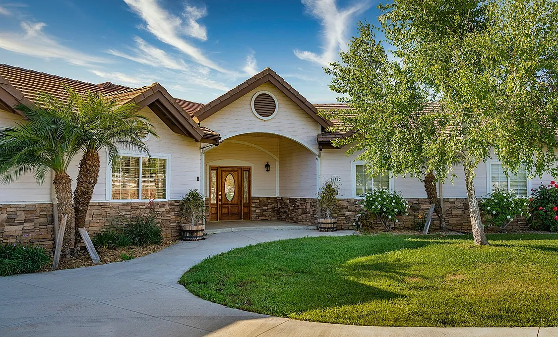 4 bed, 2.5 bath, 2903 sqft, $5,500 — Photo 1
