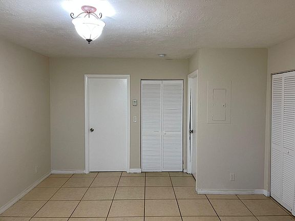 5th image of 2723 SW 15th Ave