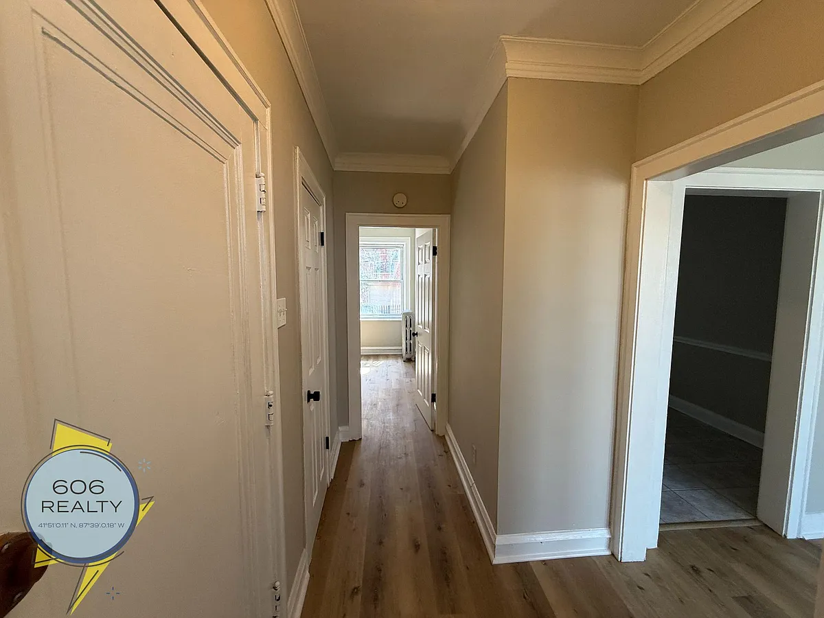 Building Photo - Spacious updated 6 Corners Apartments!