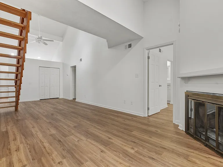 2900 Woodrich Dr #202 — Photo 2
