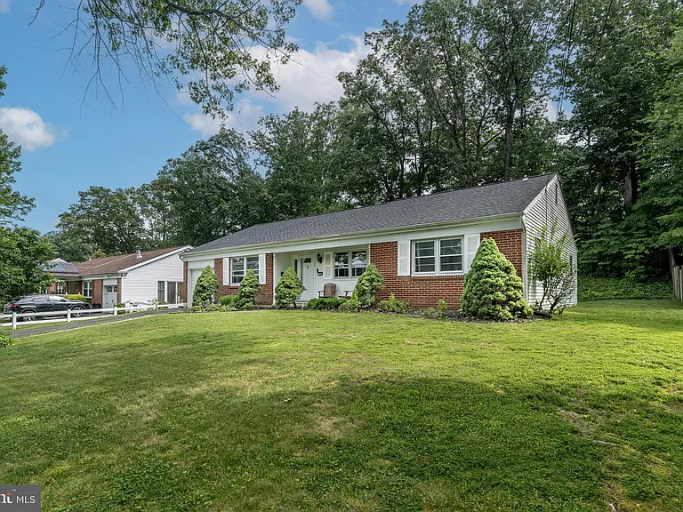 1744 Lark Ln — Photo 3