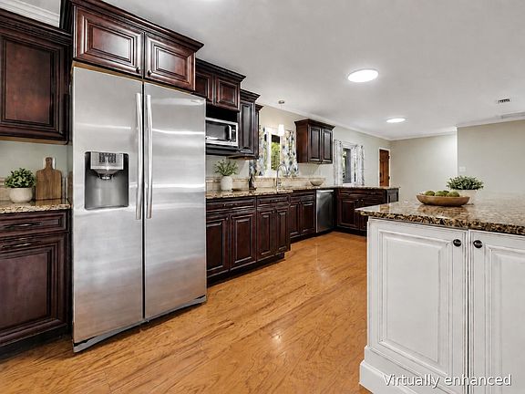 3rd image of 807 Devon Dr