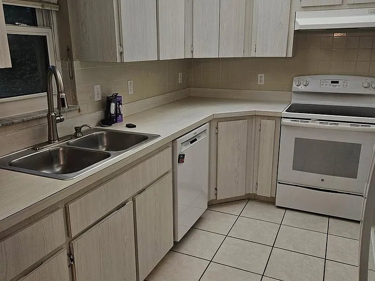 118 Edison St — Photo 16