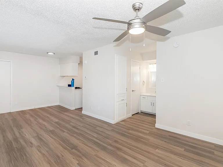 4415 Avenue B #101 — Photo 6