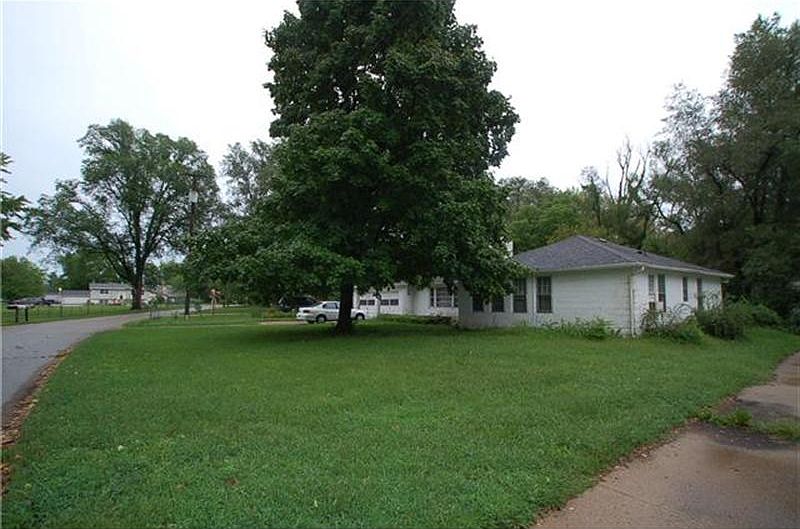 2nd image of 5555 SE Circle Dr