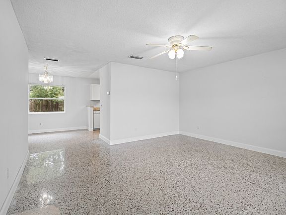 3rd image of 905 Lisa Dr