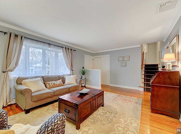 4th image of 42 E Oak St