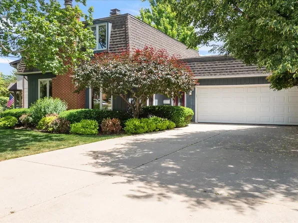 805 NW Holcomb Dr, Mundelein, IL 60060