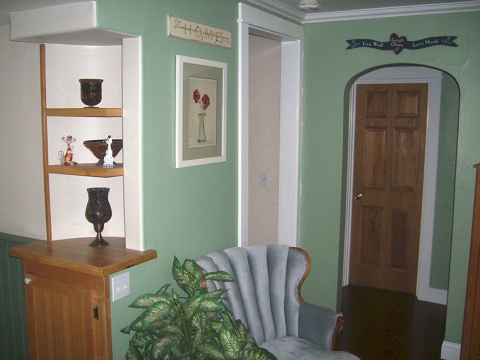 Arched doorways, crown molding, and many great details!