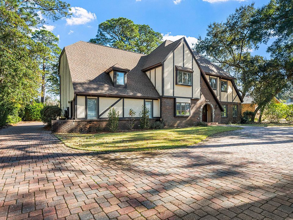 1st image of 1009 Troon Dr E