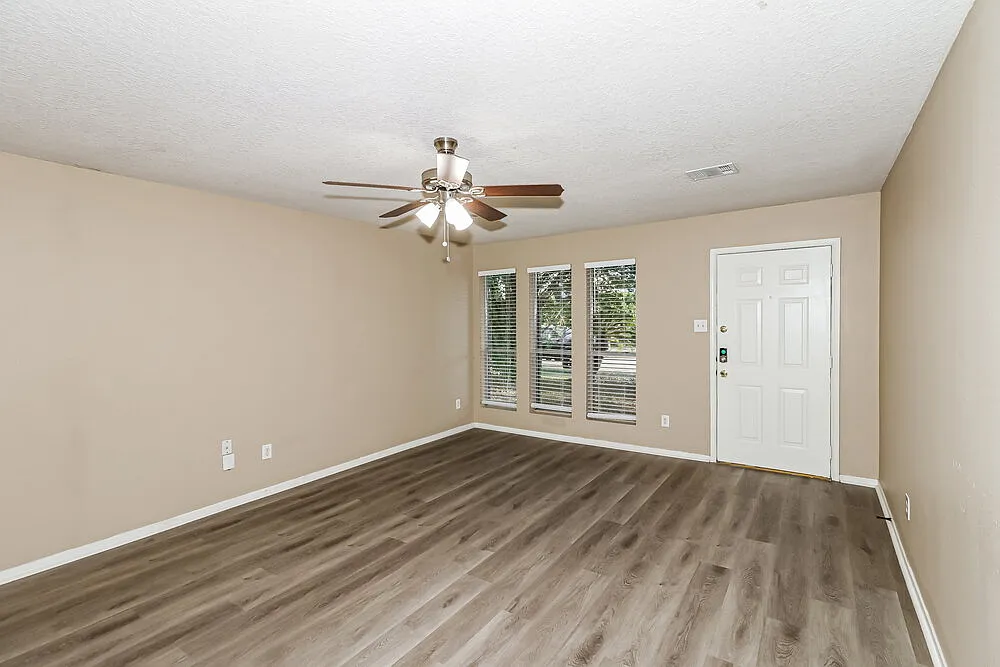 4 bed, 3.0 bath, 2100 sqft, $2,325 — Photo 4