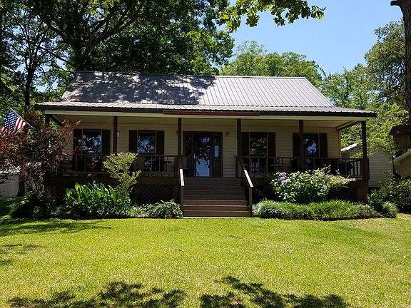 Front of house facing lake.
