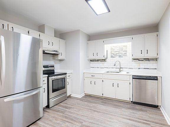 3rd image of 6404 Hillcrest Dr