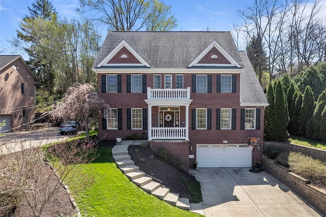 113 James Pl photo 1