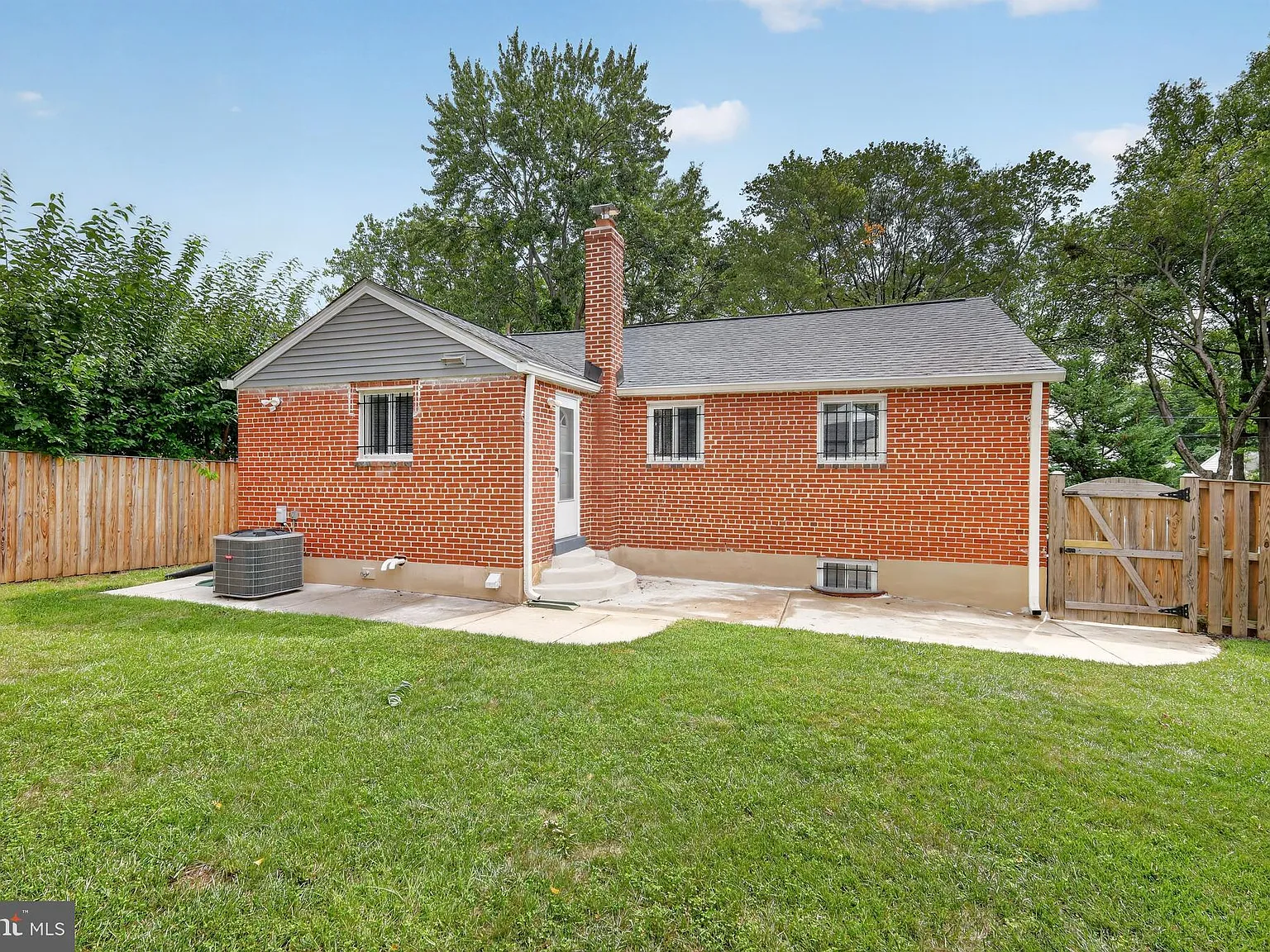 3 bed, 2.0 bath, 1030 sqft, $3,500 — Photo 3