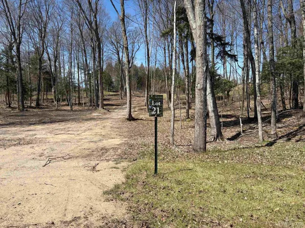 3421 Nuthatch Ln, Marquette, MI 49855