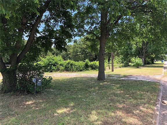 2nd image of 1300 Whitehurst Ln
