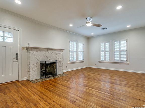 3rd image of 206 COLLEGE BLVD