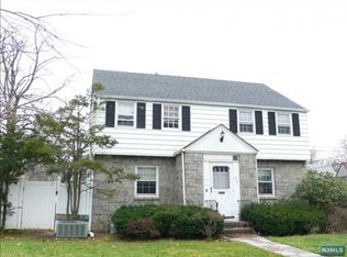 576 Queen Anne Rd, Teaneck, NJ 07666