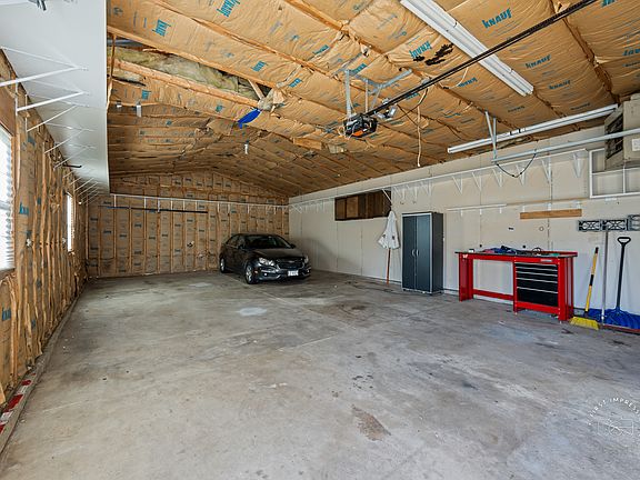 5th image of 563 Hitchcock Ave