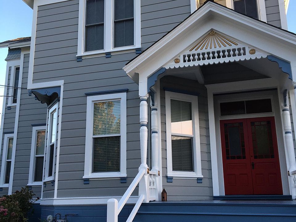 Front of the building. The apartment's windows are all across the front, downstairs in this photo.