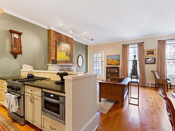 3rd image of 325 W 75th St APT 3