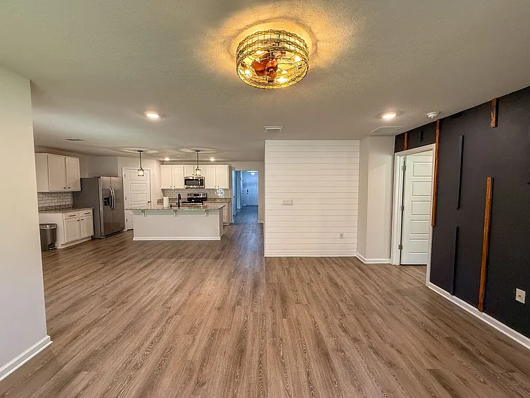 6352 Burrow Ln — Photo 2