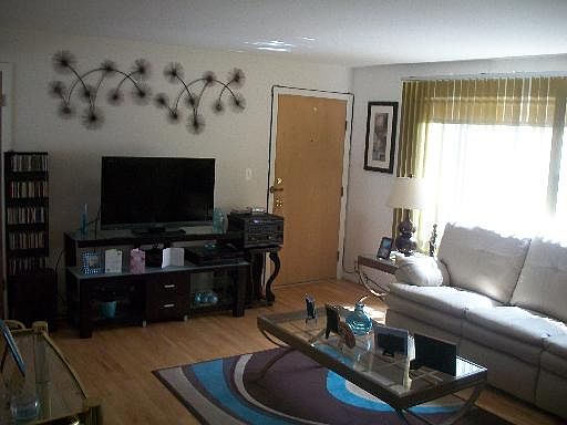 3rd image of 306 Chicago Ave #2SOUTH